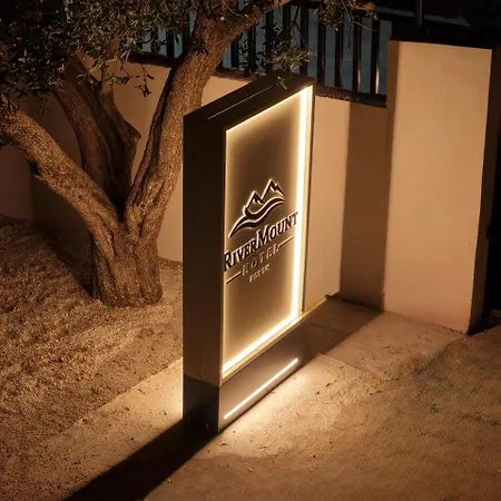 Rivermount فندق *